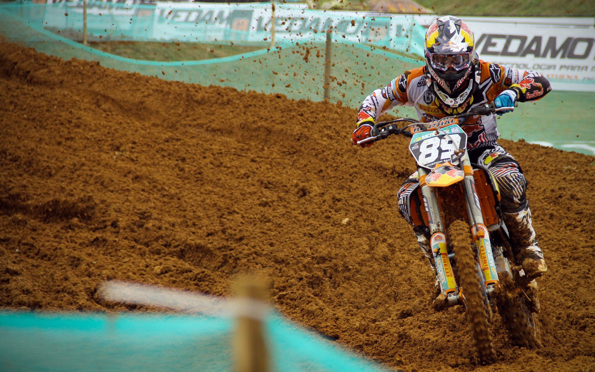 “团队力量：幕后英雄的坚韧不拔”，团队的精英